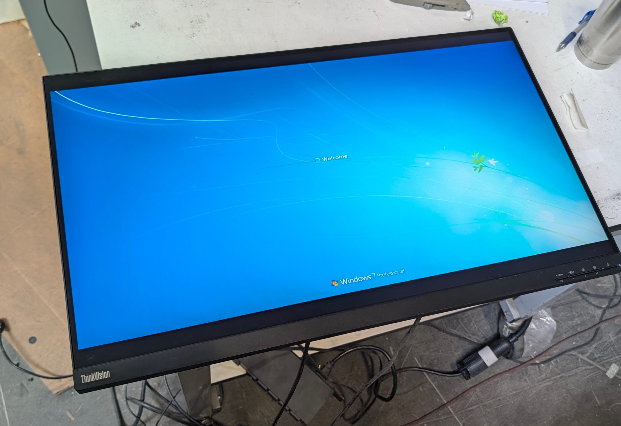 Lenovo 32" 4K 60Hz UHD 3840x2160 USB-C , HDMI, DP w/stand - Image 8